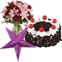 Gifts Delivery in Mumbai. Christmas Star, 1 kg Black Forest Cake, Pink Lily Red Rose Vase 15 Flowers