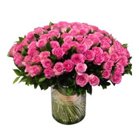 Friendship Day Flowers to Mumbai. Pink Roses in Vase 100 Flowers