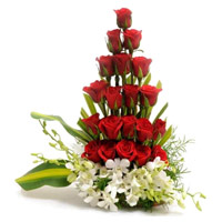 Online Christmas Flowers to Mumbai contains 4 Orchids 20 Arrangement of Roses in Mumbai